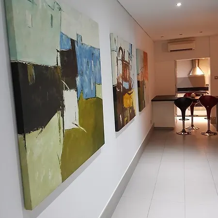 Apolondia Luxury Beach Apt לימסול