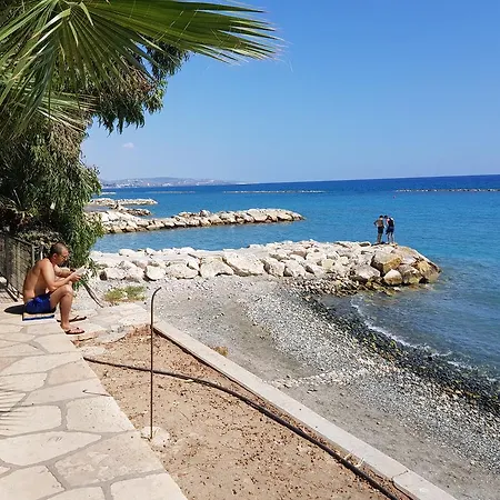 Apolondia Luxury Beach Apt Limasol