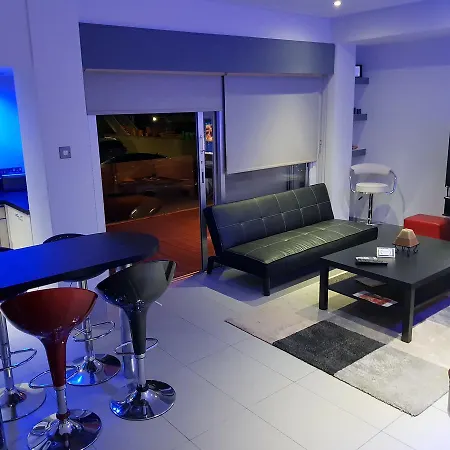Apolondia Luxury Beach Apt Limasol